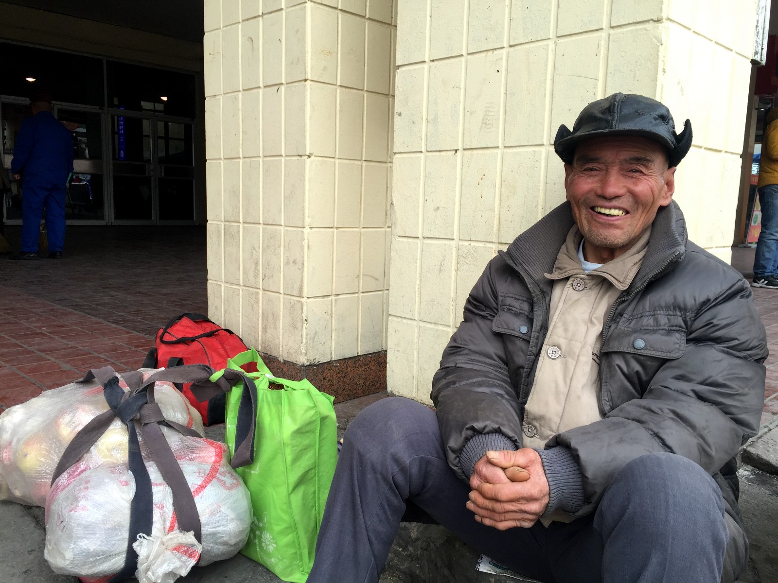 十年未见儿孙,陕西68岁老大爷背着家乡的苹果胡萝卜去长春看他们