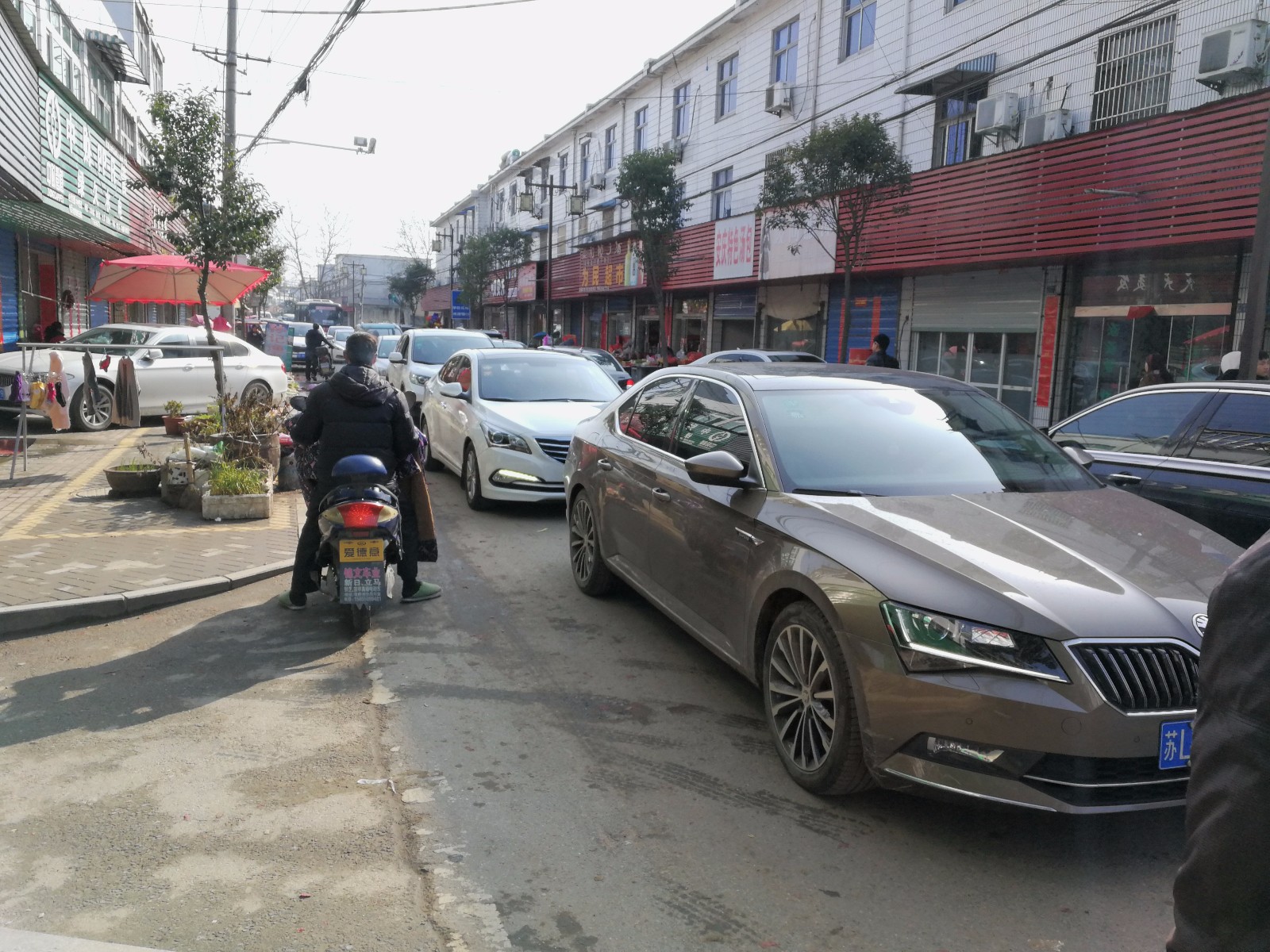 农村开车拜年成时尚 扎堆出行令乡镇道路拥挤不堪