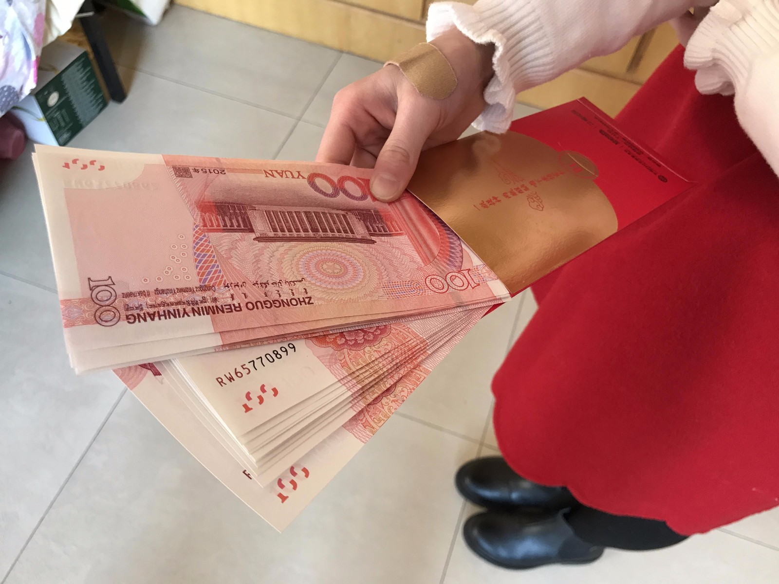 早上八点半,张楠手里就已经塞满了红包.