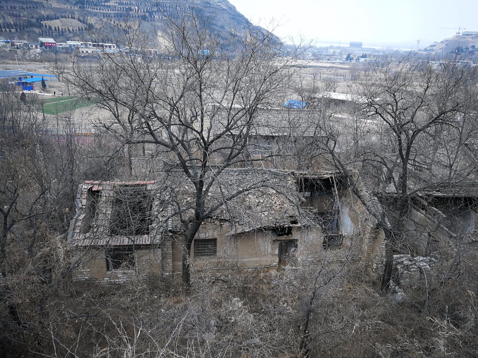 实拍被荒废农村老房子,建造精美却已无人居住_新浪看点