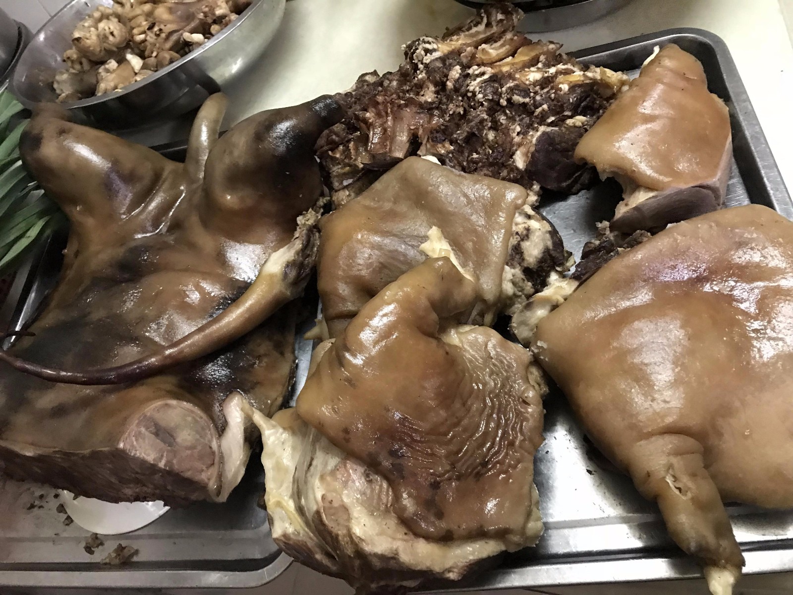 实拍街头狗肉店 小狗全身被卤熟_新浪看点