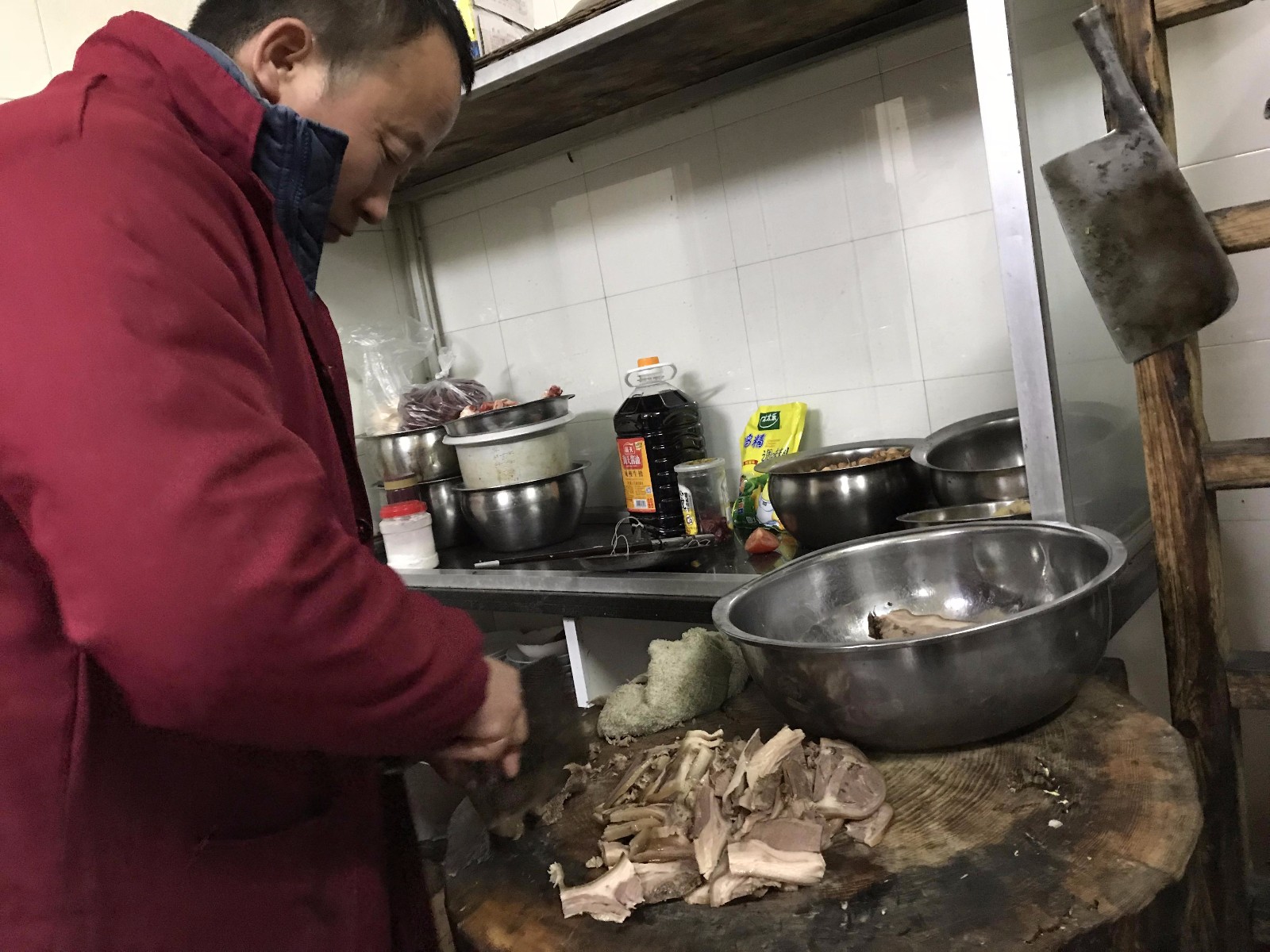 实拍街头狗肉店 小狗全身被卤熟_新浪看点