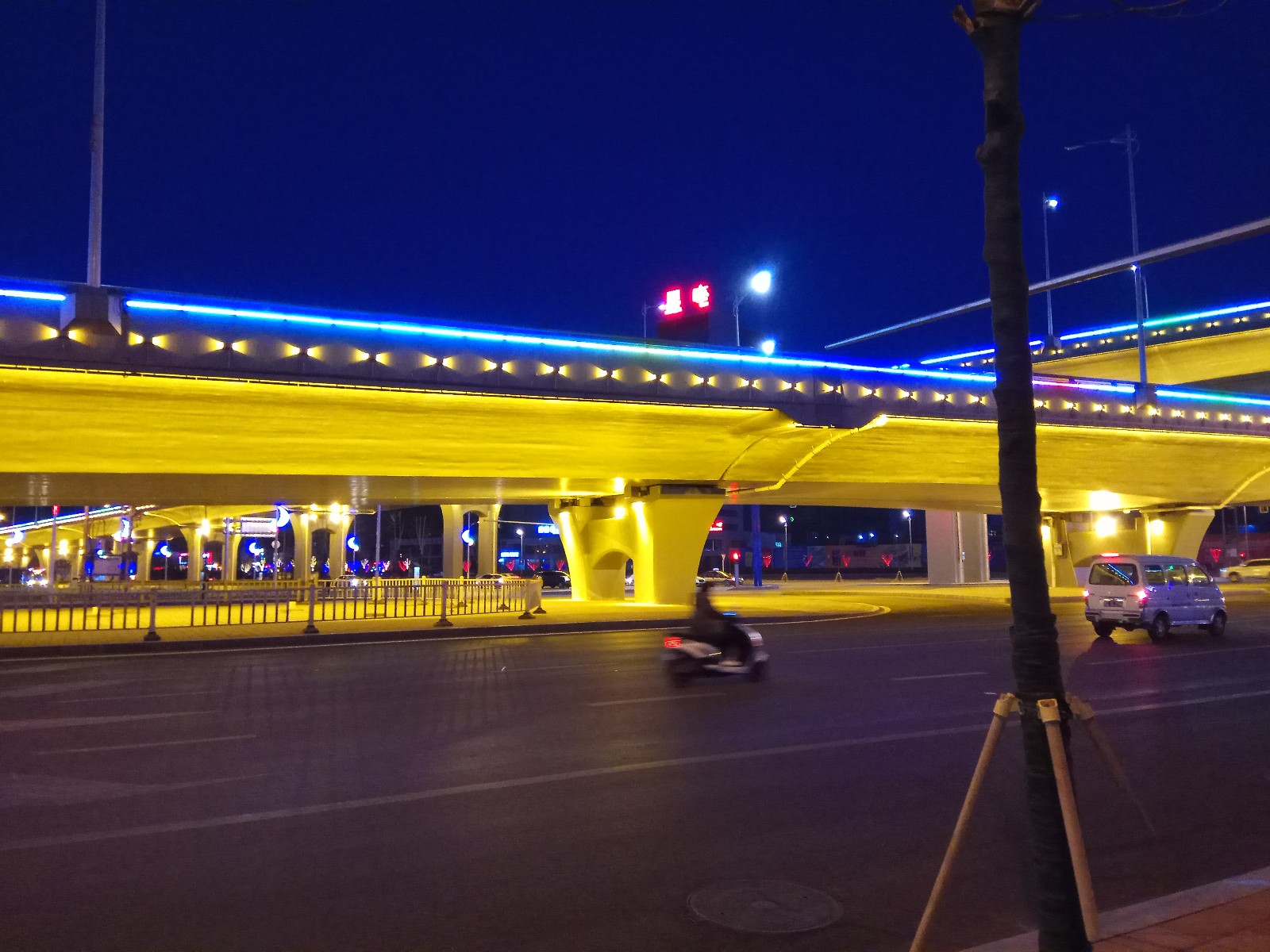 山西临汾:桥与灯的结合 一道靓丽风景