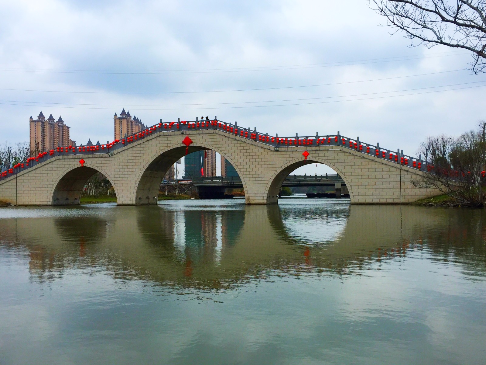 【桥】你站在桥上看风景,看风景的人在楼上看你