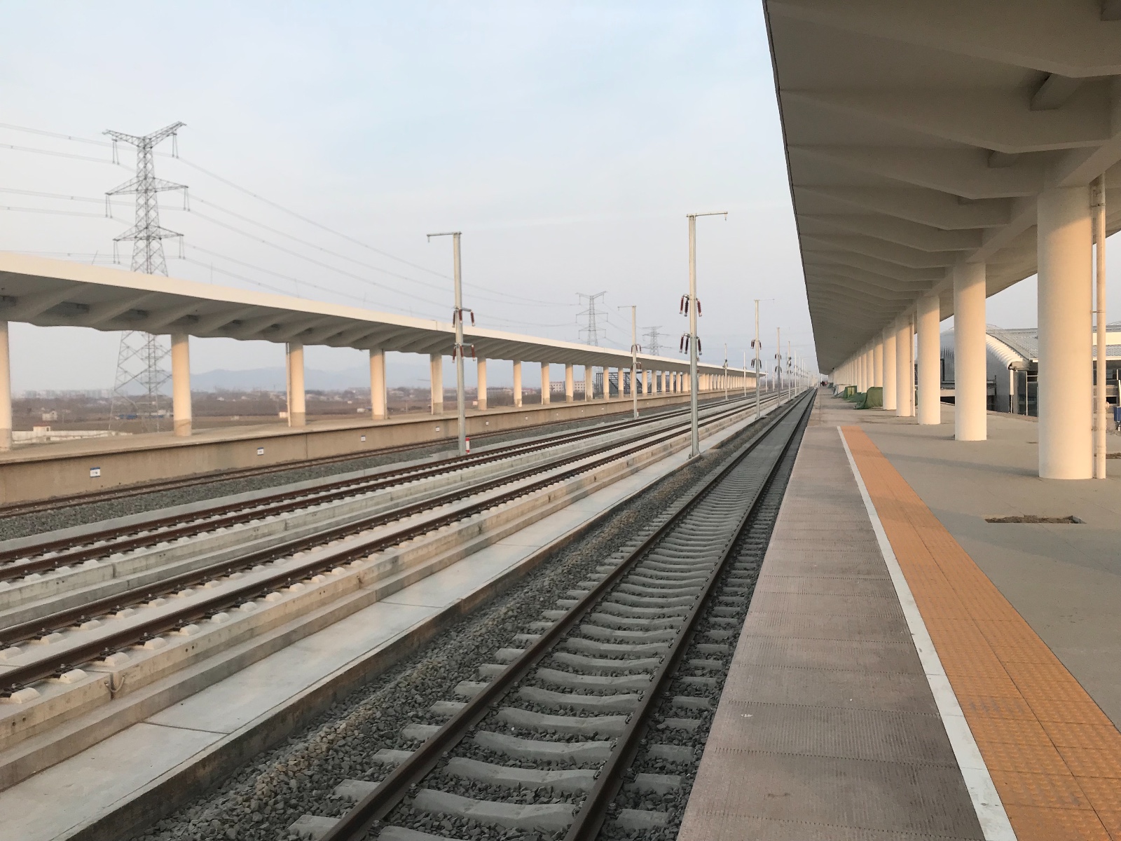 实拍章丘北站真容已有火车试跑吸引附近村民翻栏杆铁轨上遛弯