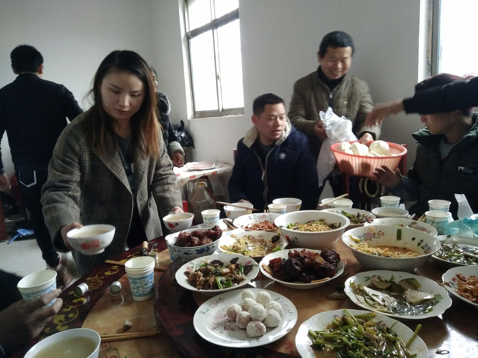 农村大叔用树杈子招待女婿8年 溜馍煮大锅菜见证团聚时光