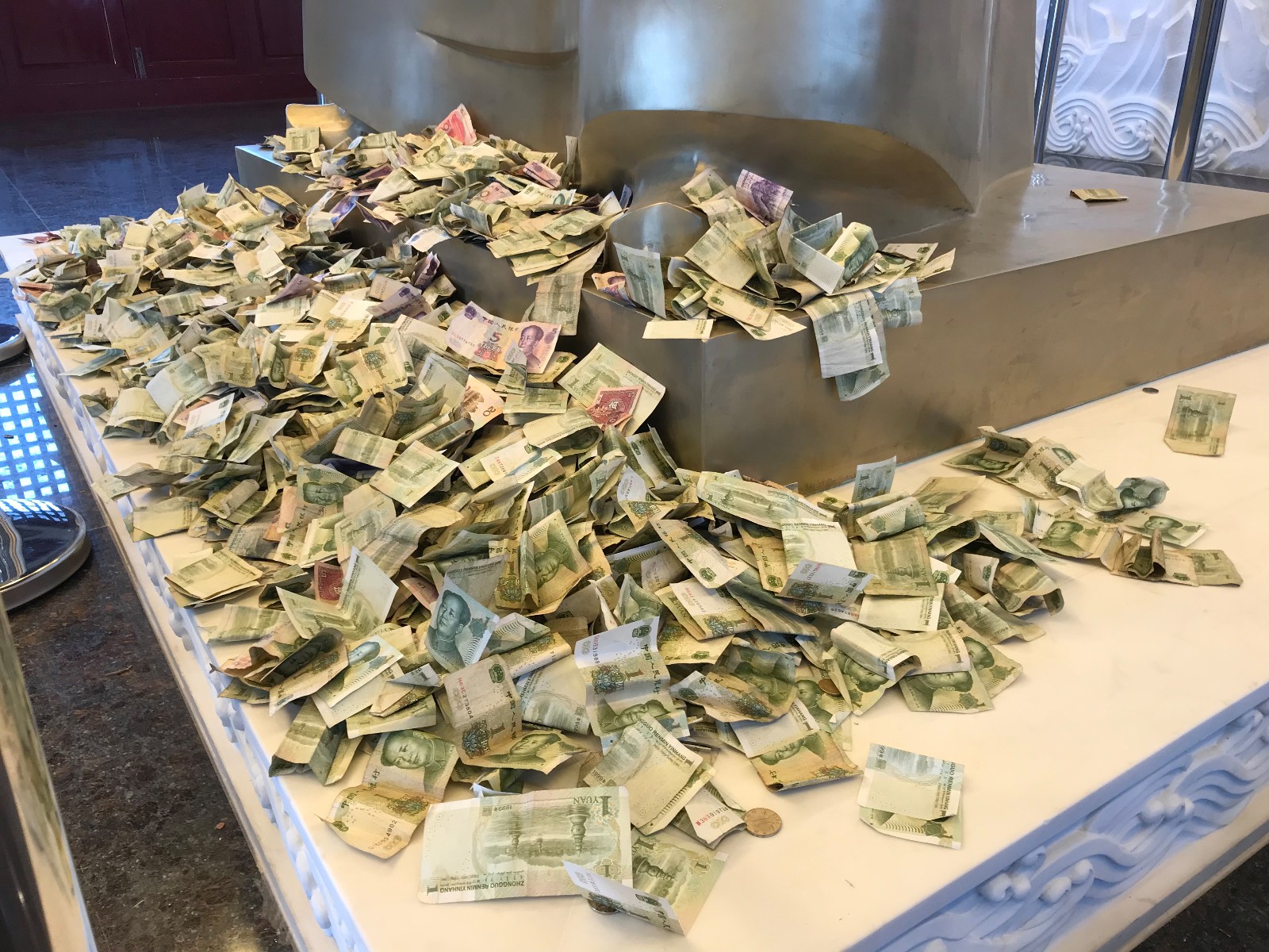 郑州轩辕黄帝造像被游客撒满钱 人民币堆成"小山"场面壮观