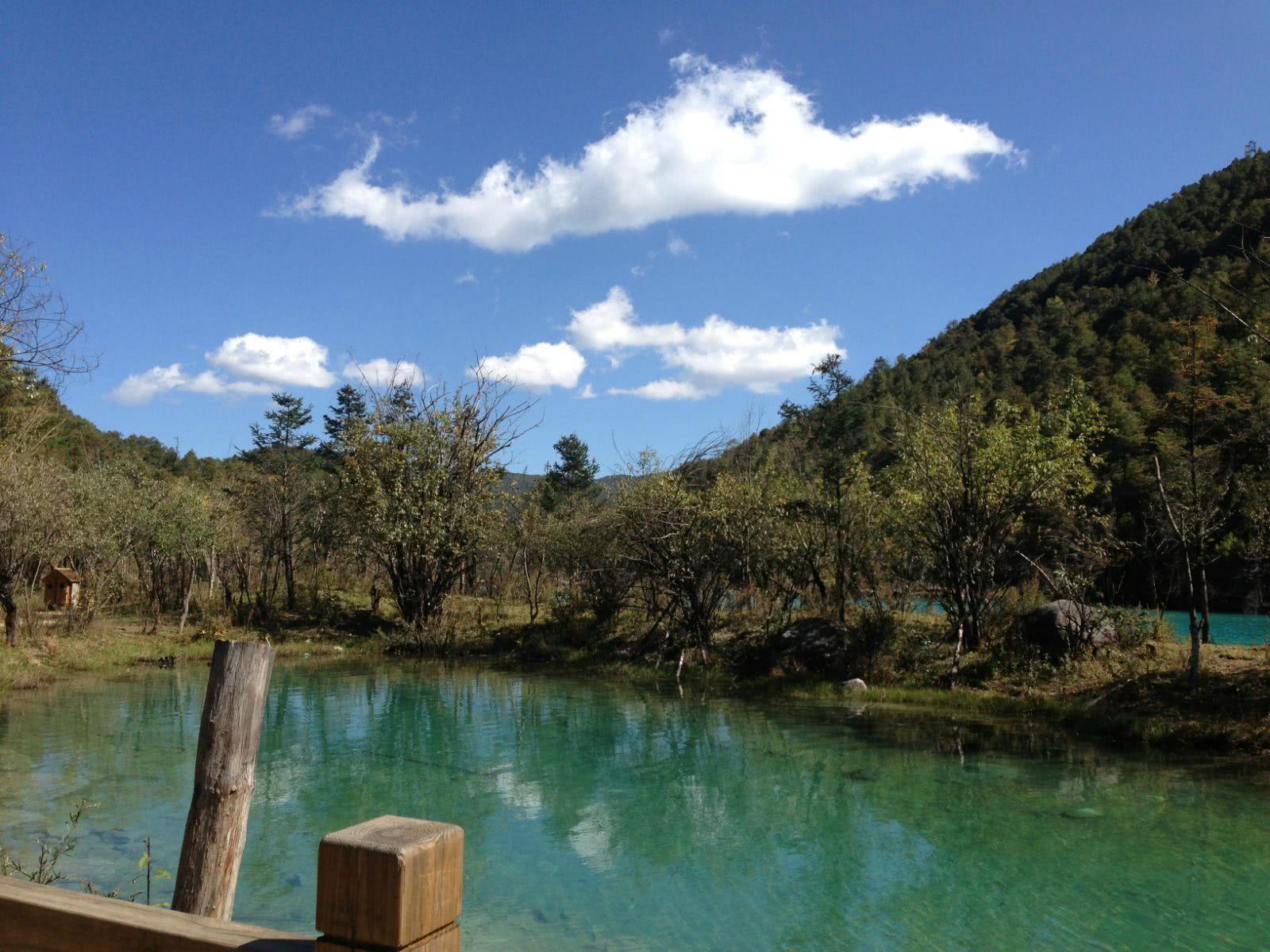 蓝月山谷,随着海拔的升高,人们会经历浩瀚云海的洗礼
