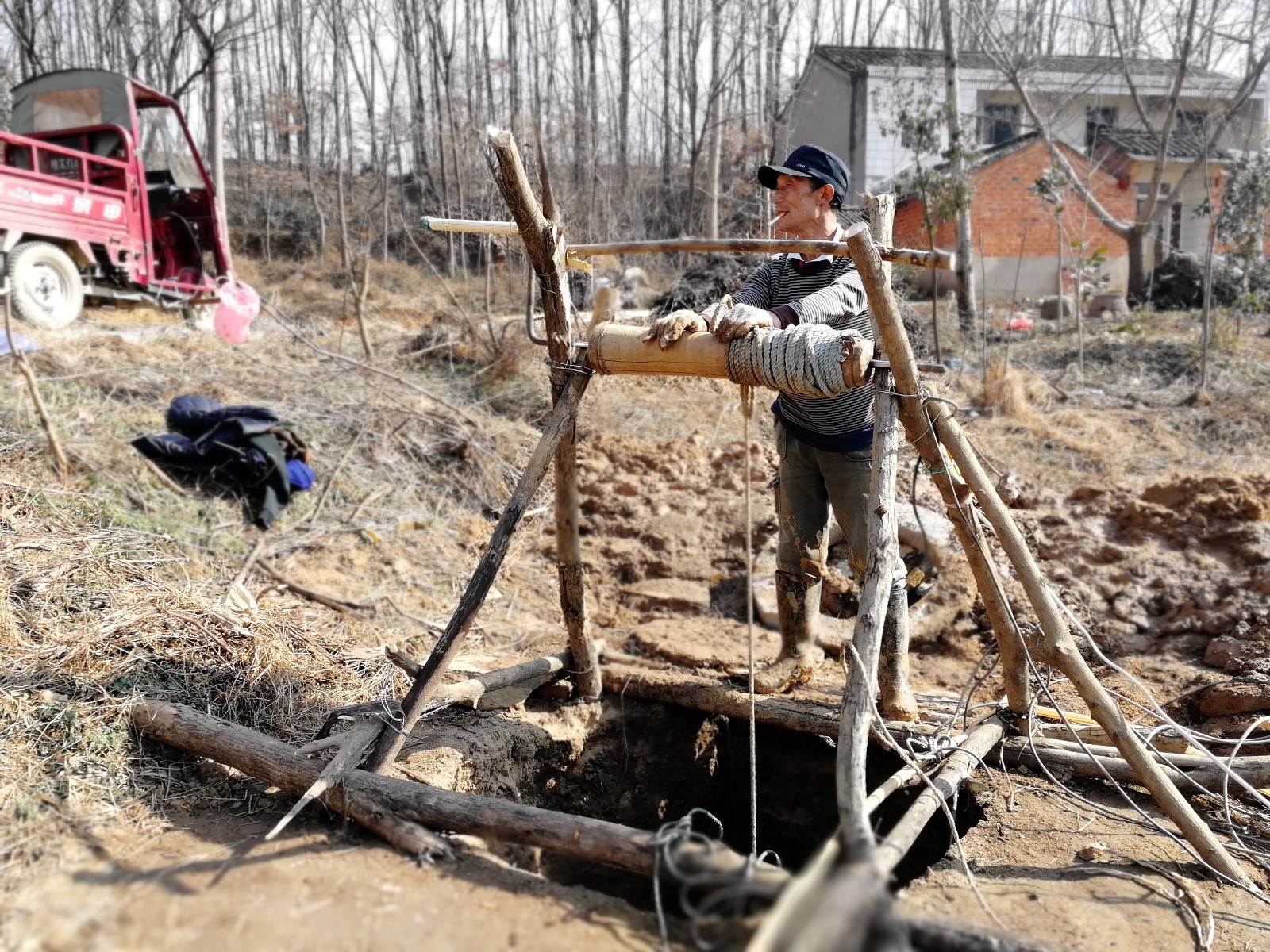 实拍:信阳光山挖井人,挖一口井只要7天,井水甘甜可口!