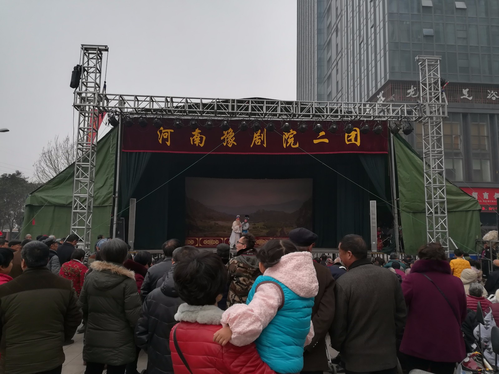 郑州闹市区的戏曲演出,据说是河南最好的豫剧团,现场人山人海