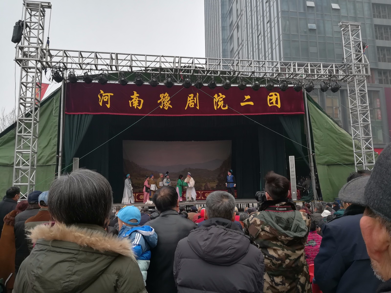 郑州闹市区的戏曲演出据说是河南最好的豫剧团现场人山人海
