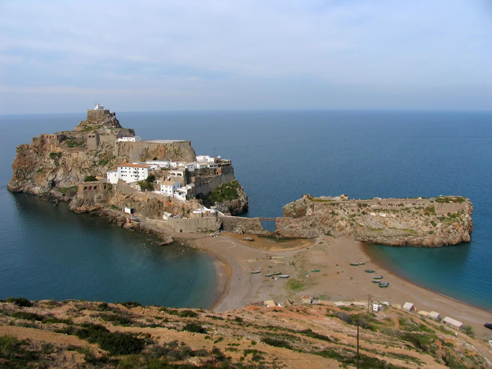 正文       根据西班牙的边境法,戈梅拉岛既是军事要地又是边境,并不