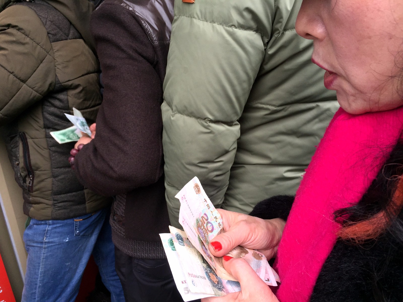 武汉上千市民手拿现金抢购汤圆,场面火爆堪比春运,日销5万袋