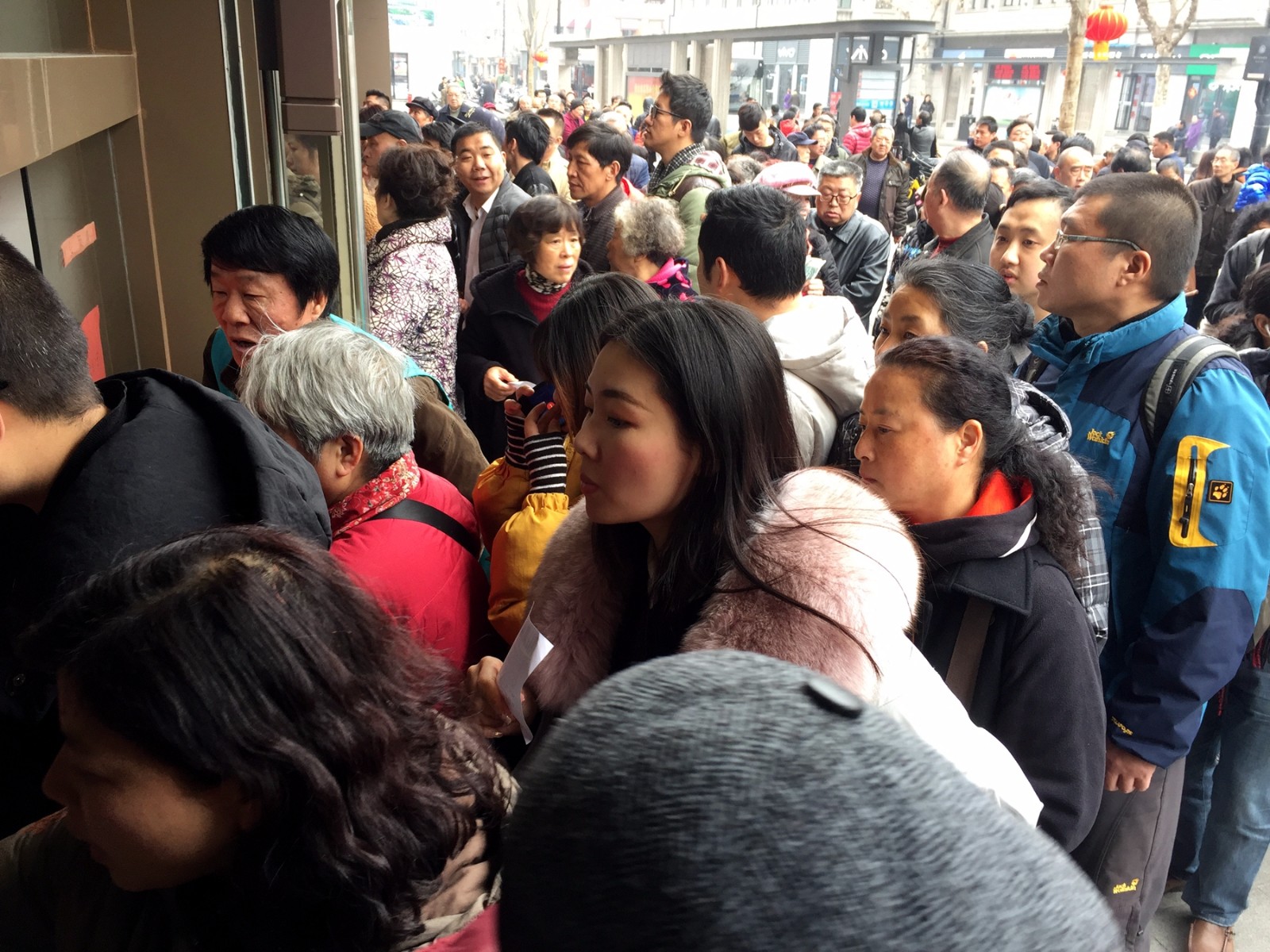 武汉上千市民手拿现金抢购汤圆,场面火爆堪比春运,日销5万袋