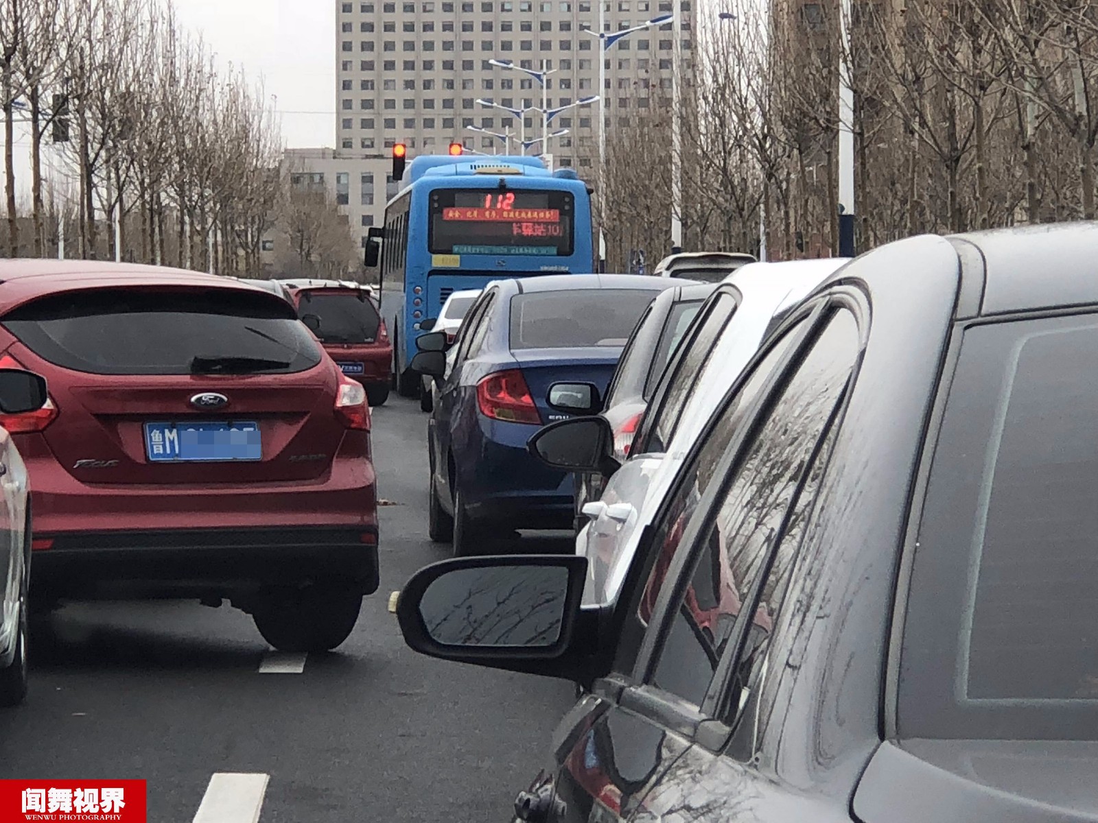 这一路段的公交车被堵在车流中,无法进退,只能长时间等待,堵车近1小时