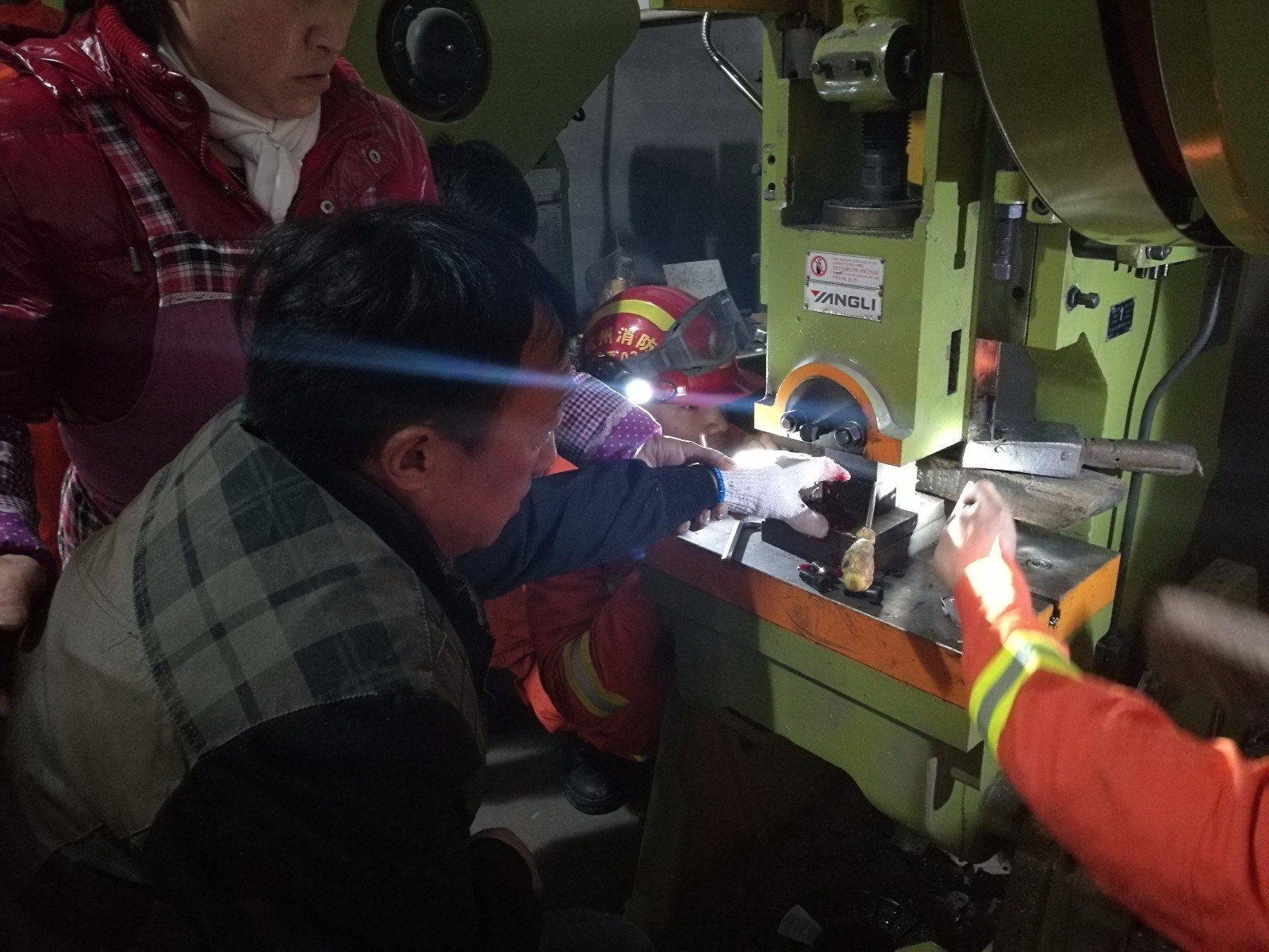 提醒广大群众:工业生产时一定要时刻注意人身安全,避免安全事故的发生