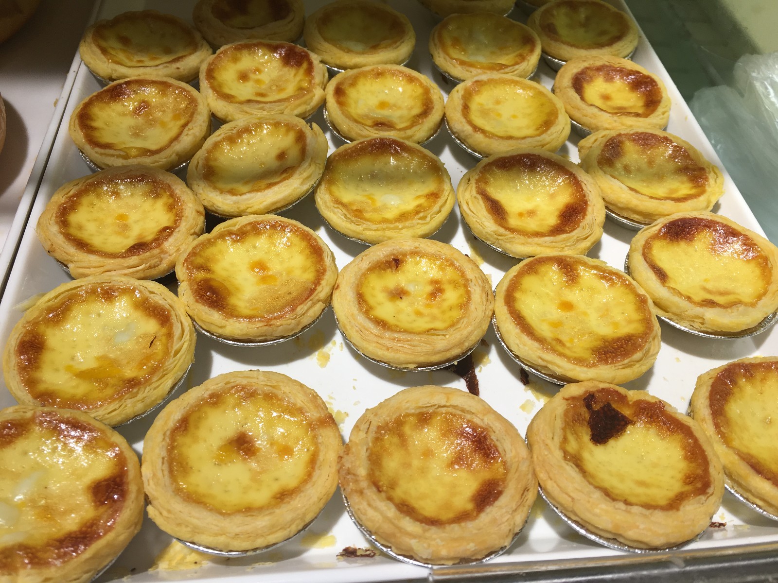 超市里的蛋挞卖1块钱一个,摆半天都没人愿意买,这是为什么?