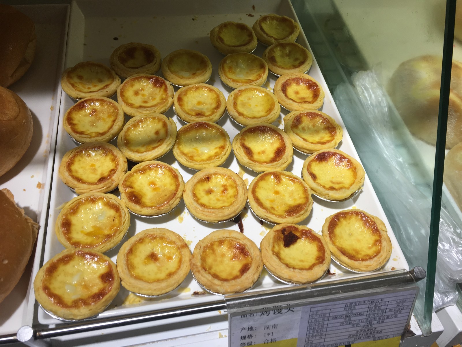 超市里的蛋挞卖1块钱一个,摆半天都没人愿意买,这是为什么?