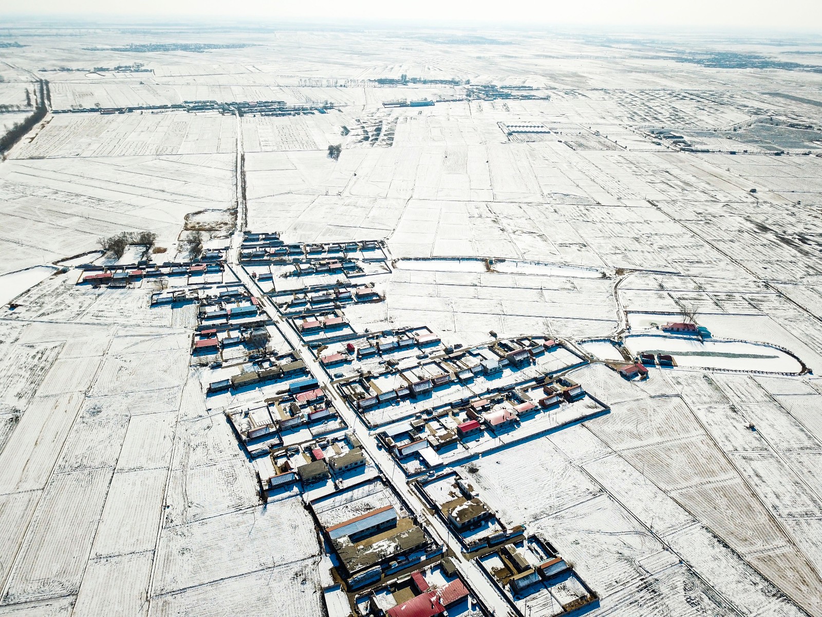 航拍雪后东北农村 如七彩瓶般点缀大地|雪后|七彩|航拍|大地|农舍_新浪新闻