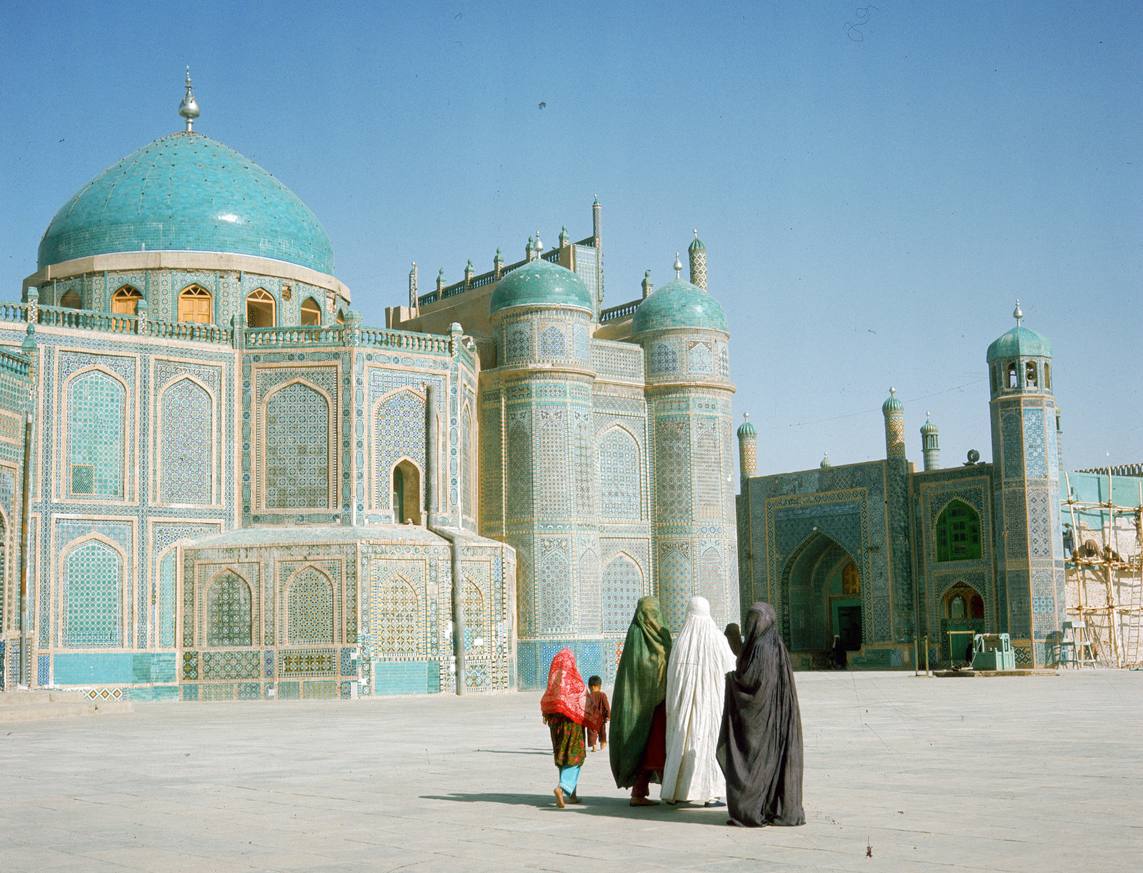 1950年,一群阿富汗妇女进入马扎里沙里夫的阿里神社.