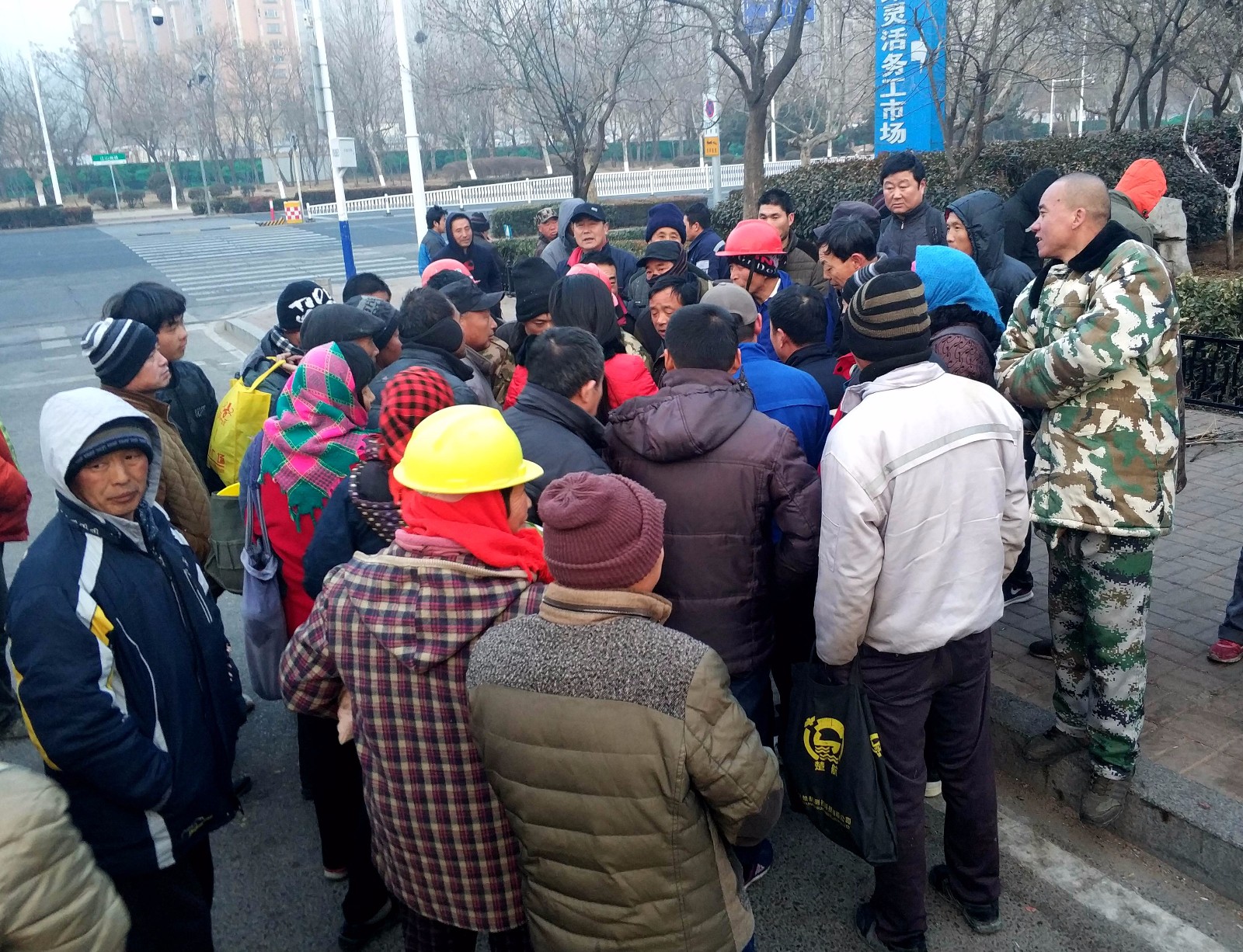 实拍 大年初七青岛劳务市场 零活130元一天 技术工种找工作容易