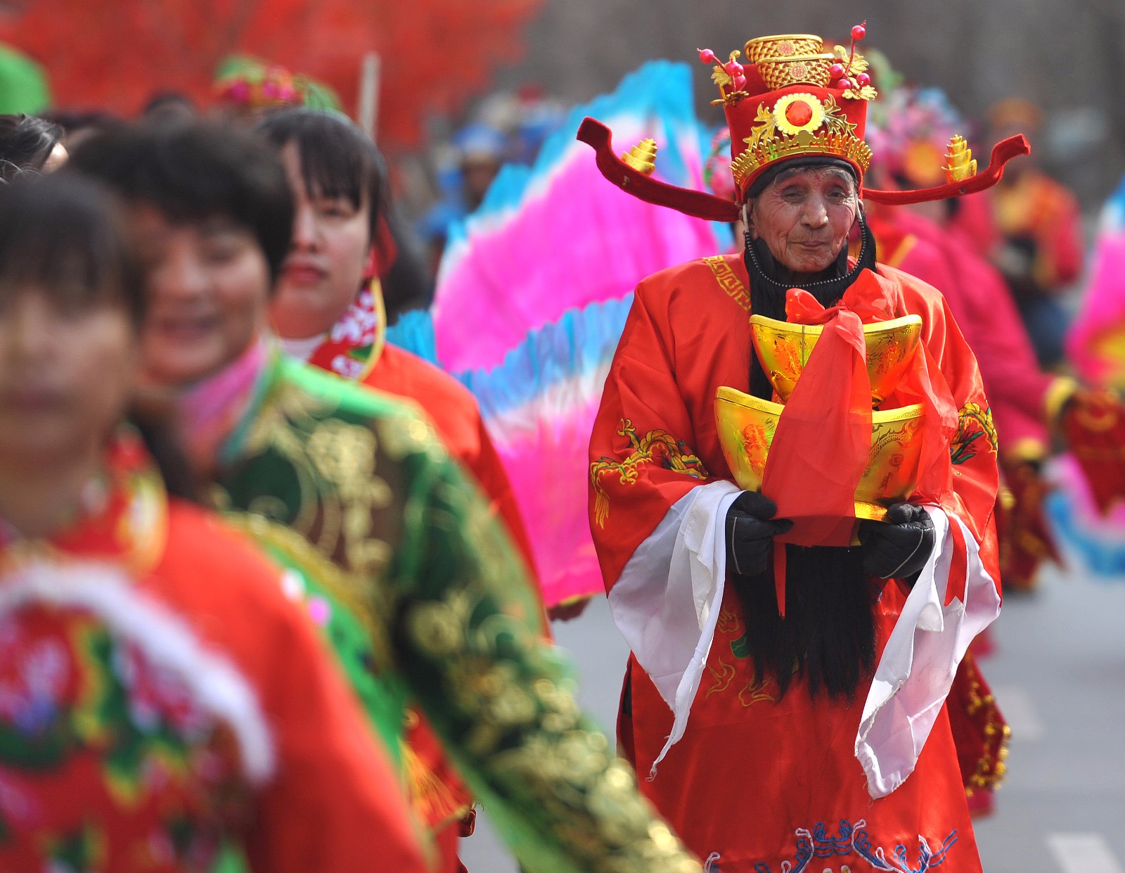 八旬大爷扭秧歌不输年轻大妈，一枝独秀惊艳全场|扭秧歌|秧歌队|大爷_新浪新闻