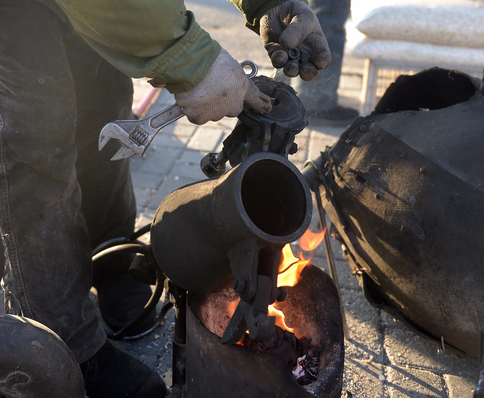 东北大叔一年手摇三千锅爆米花常年不休成名人