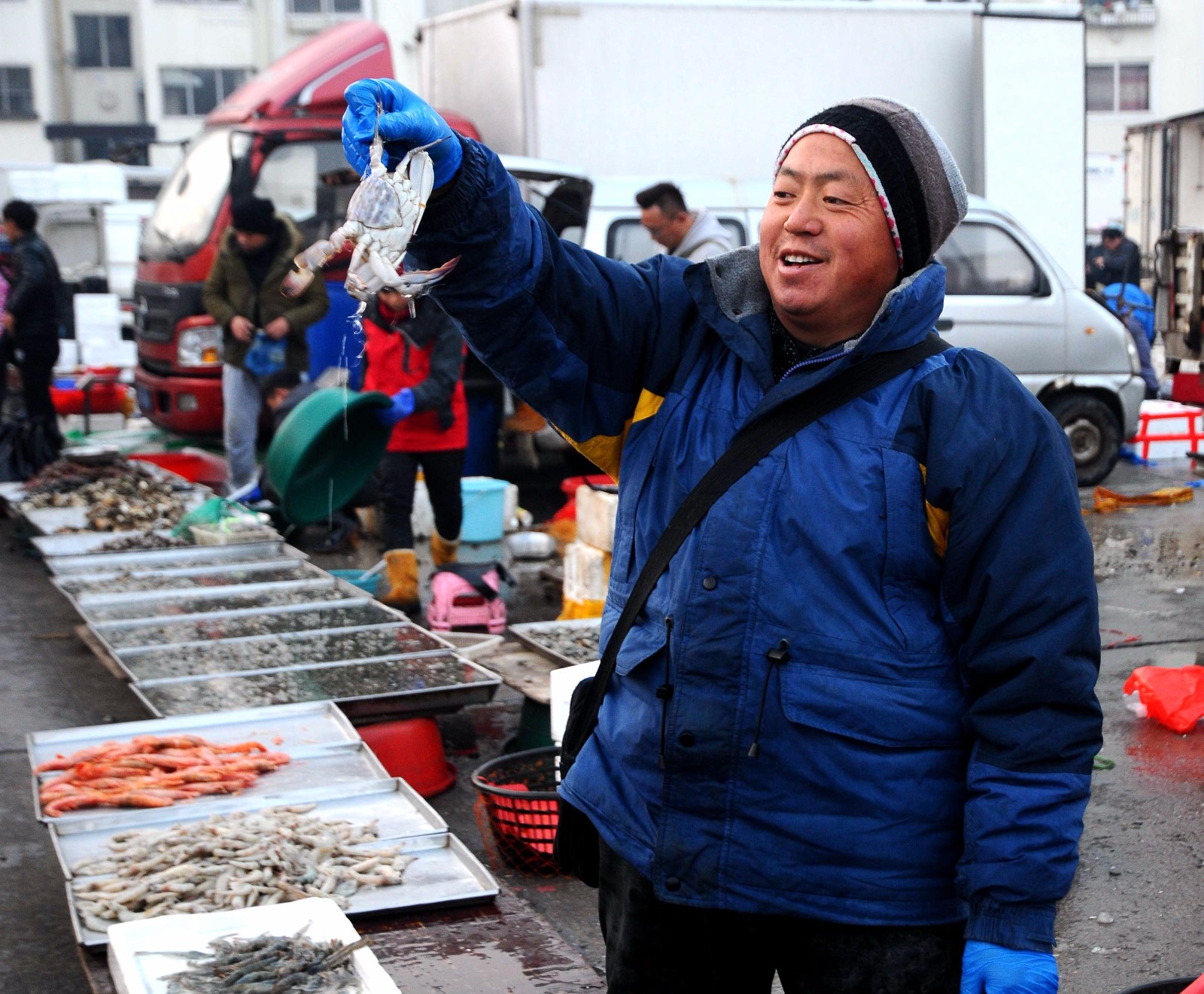 听说青岛的海鲜比较出名,第一天天刚见亮,就起个大早,带他们去逛逛