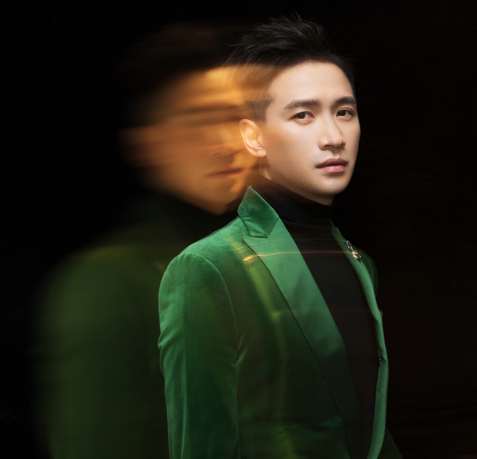 何晟铭曝早春写真 尽显魔幻高级脸