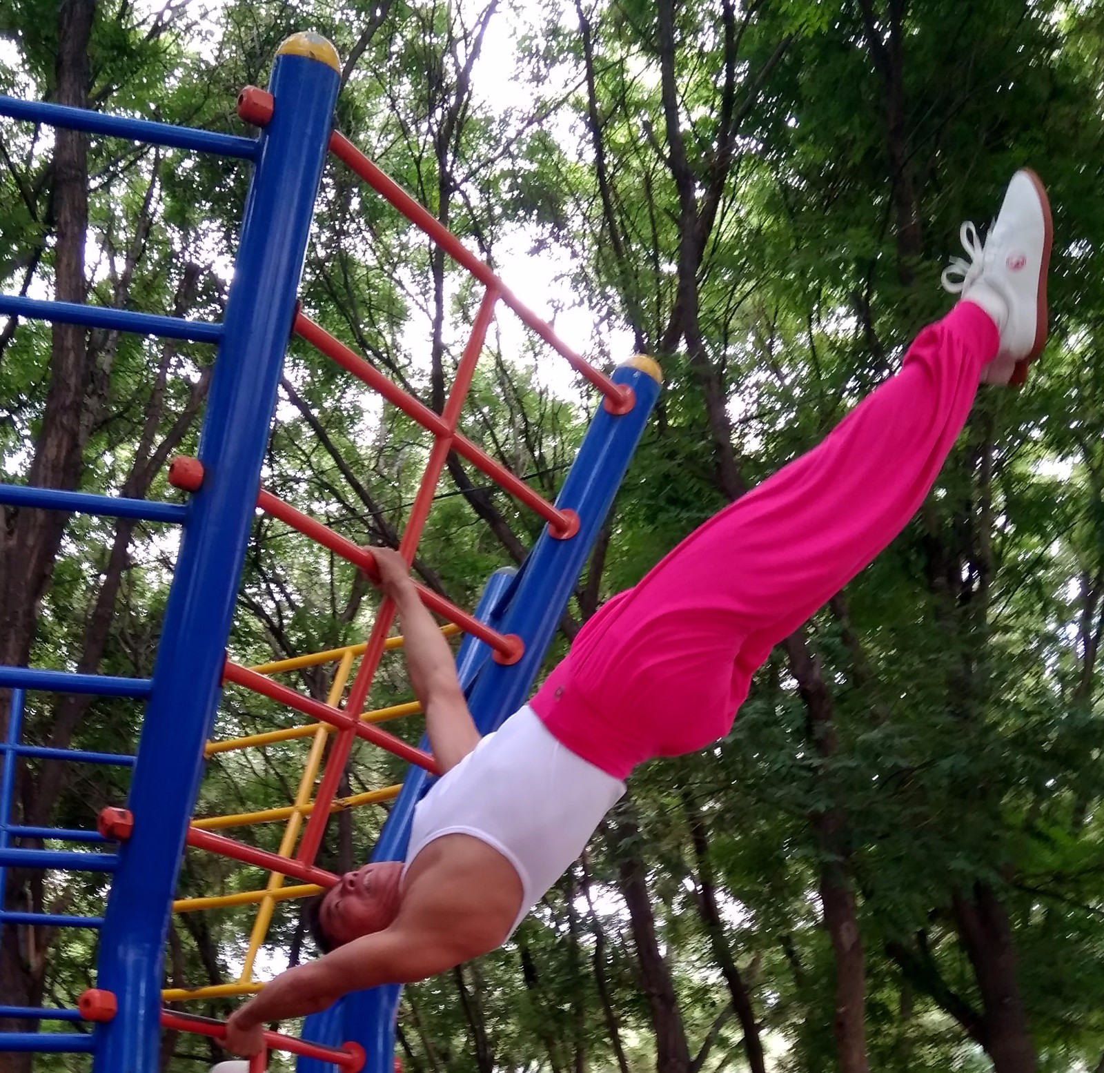 63岁男子超强健身玩人体旗帜成网红