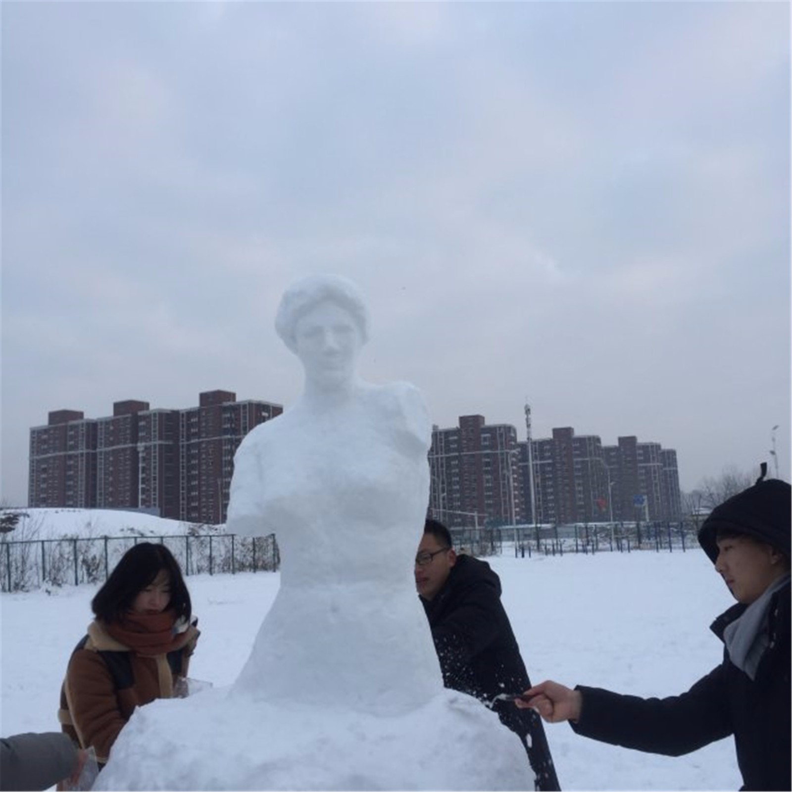 美院生堆雪人操场上堆出断臂维纳斯