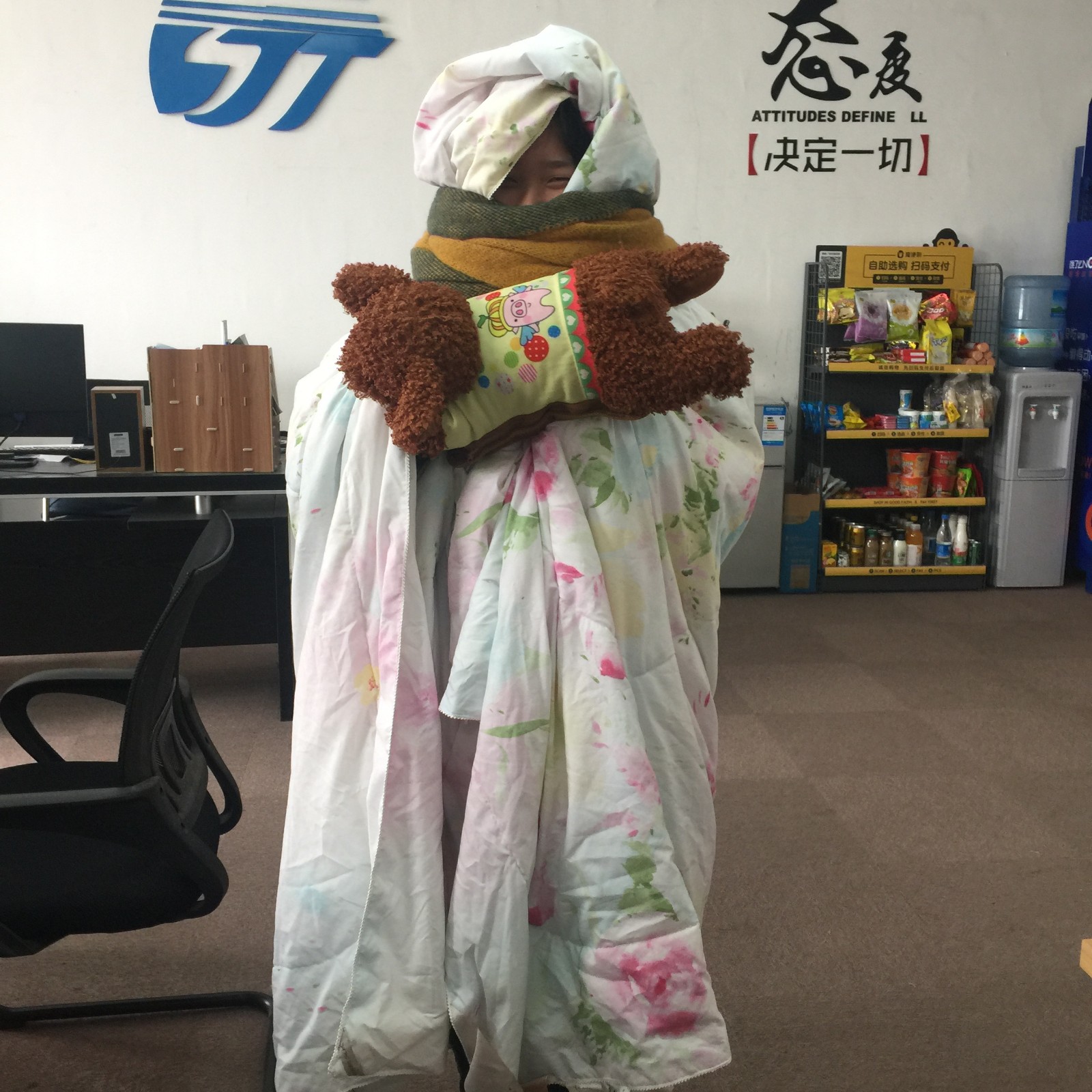 办公室空调被冻住 妹纸出招裹被子上班实现了很多人的愿望