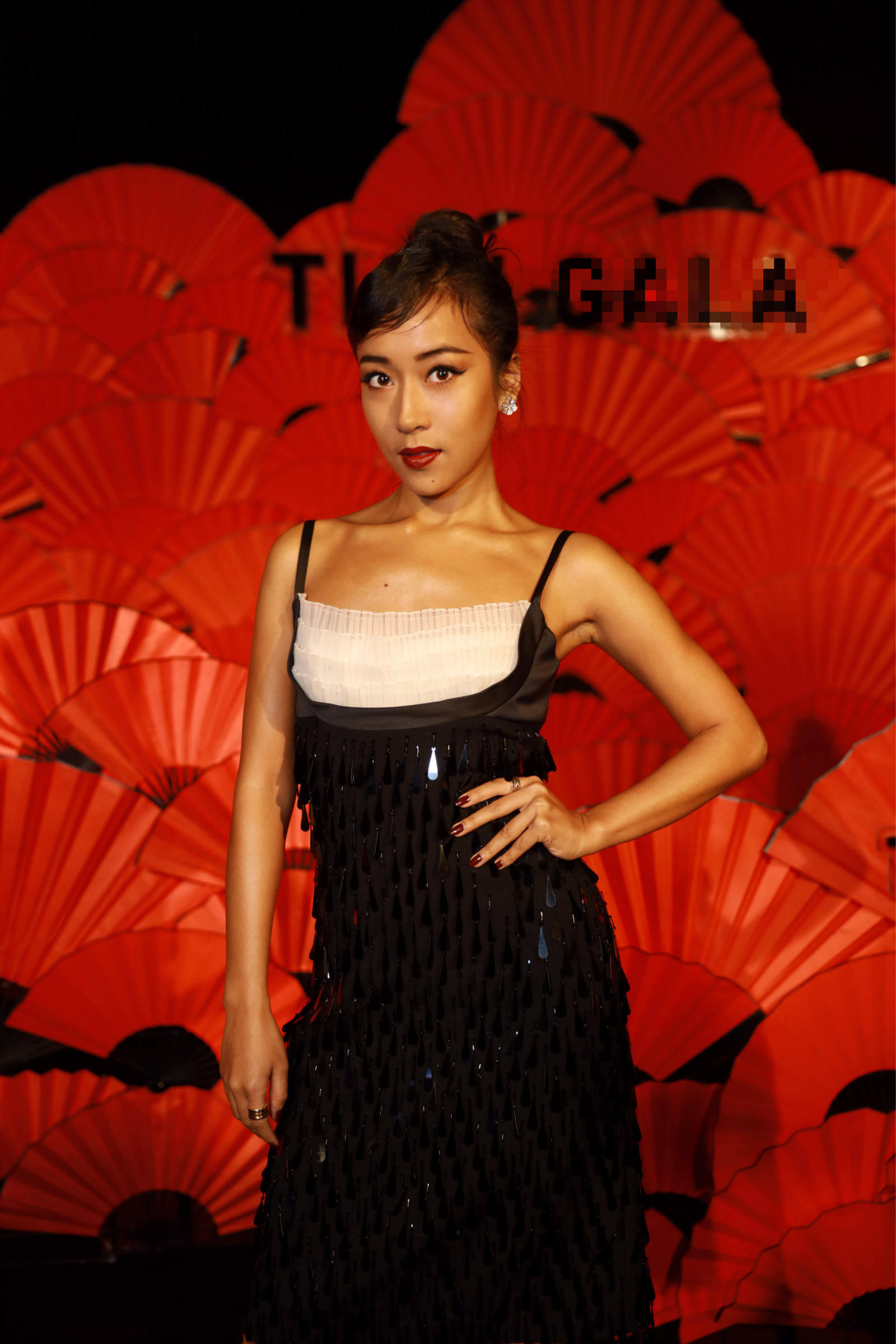 吉克隽逸吊带裙献唱风情万种 赫本同款发型别有韵味