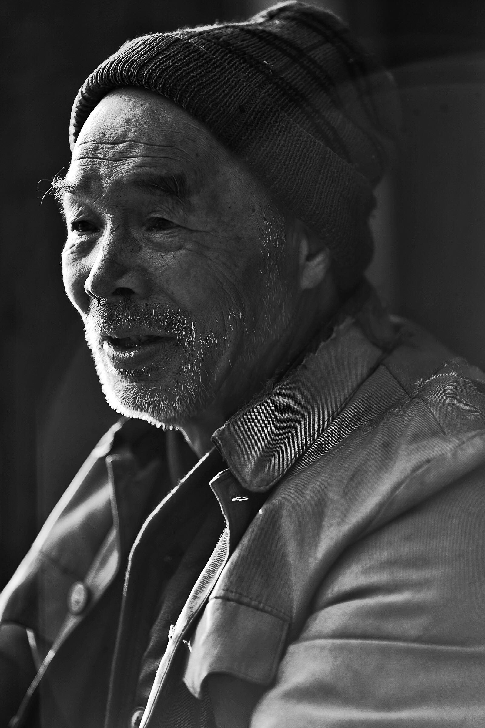脱贫攻坚后农村老人的笑脸