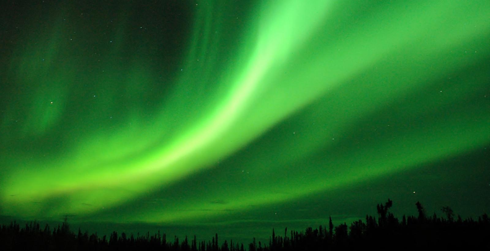 北极出现罕见极光,俄罗斯专家:未来10天里,磁暴将会降临地球