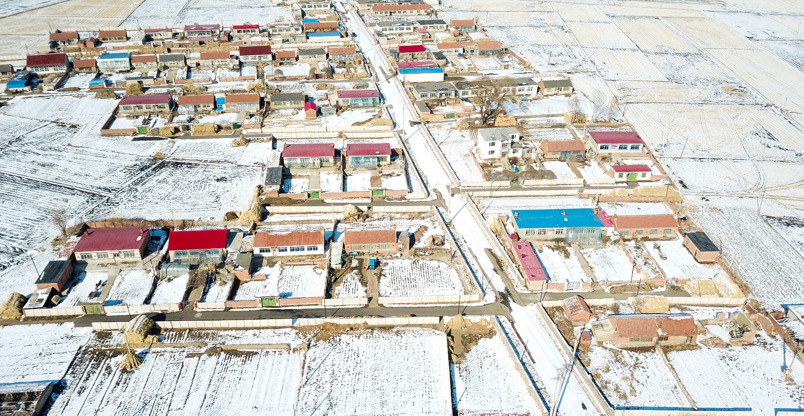 航拍雪后东北农村 如七彩瓶般点缀大地