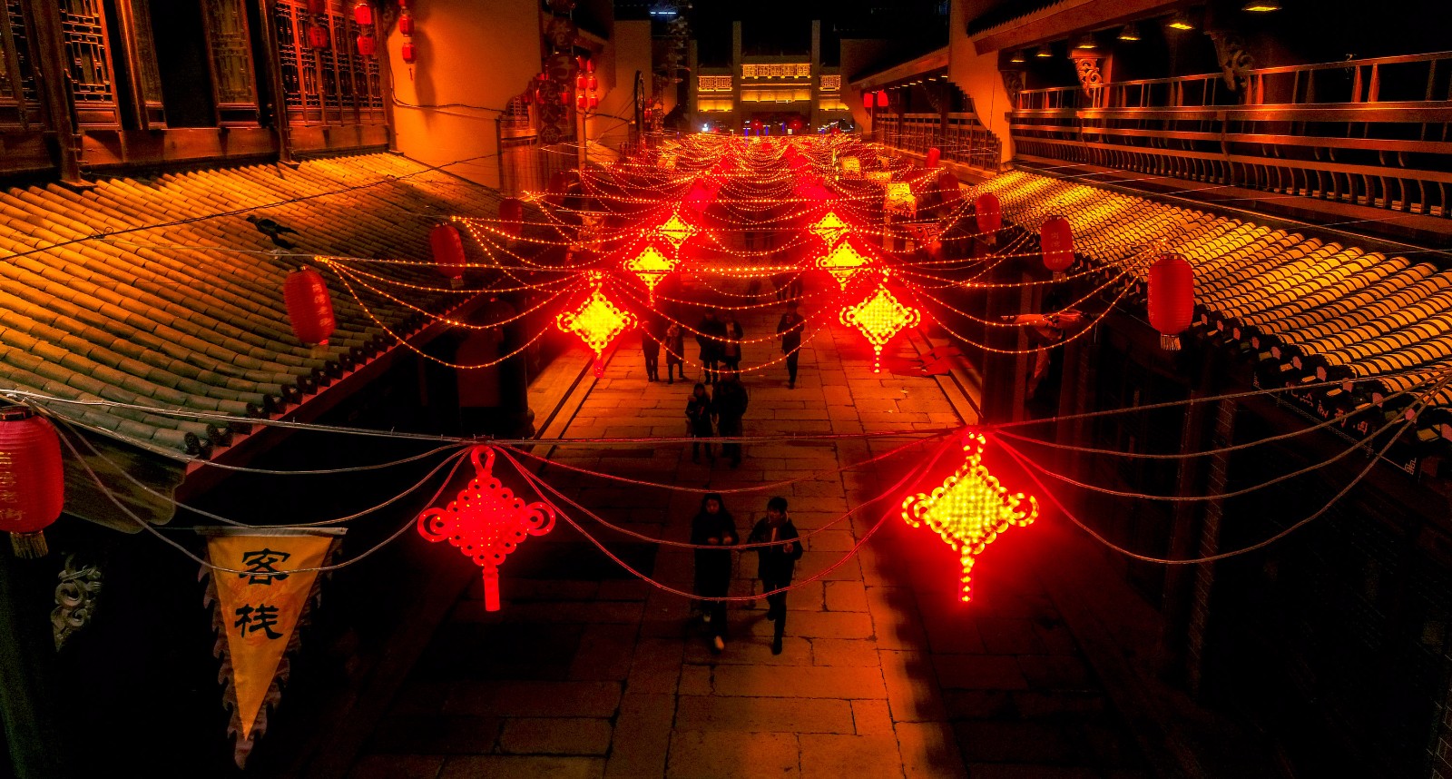 大红灯笼高高挂 老街中国结年味浓