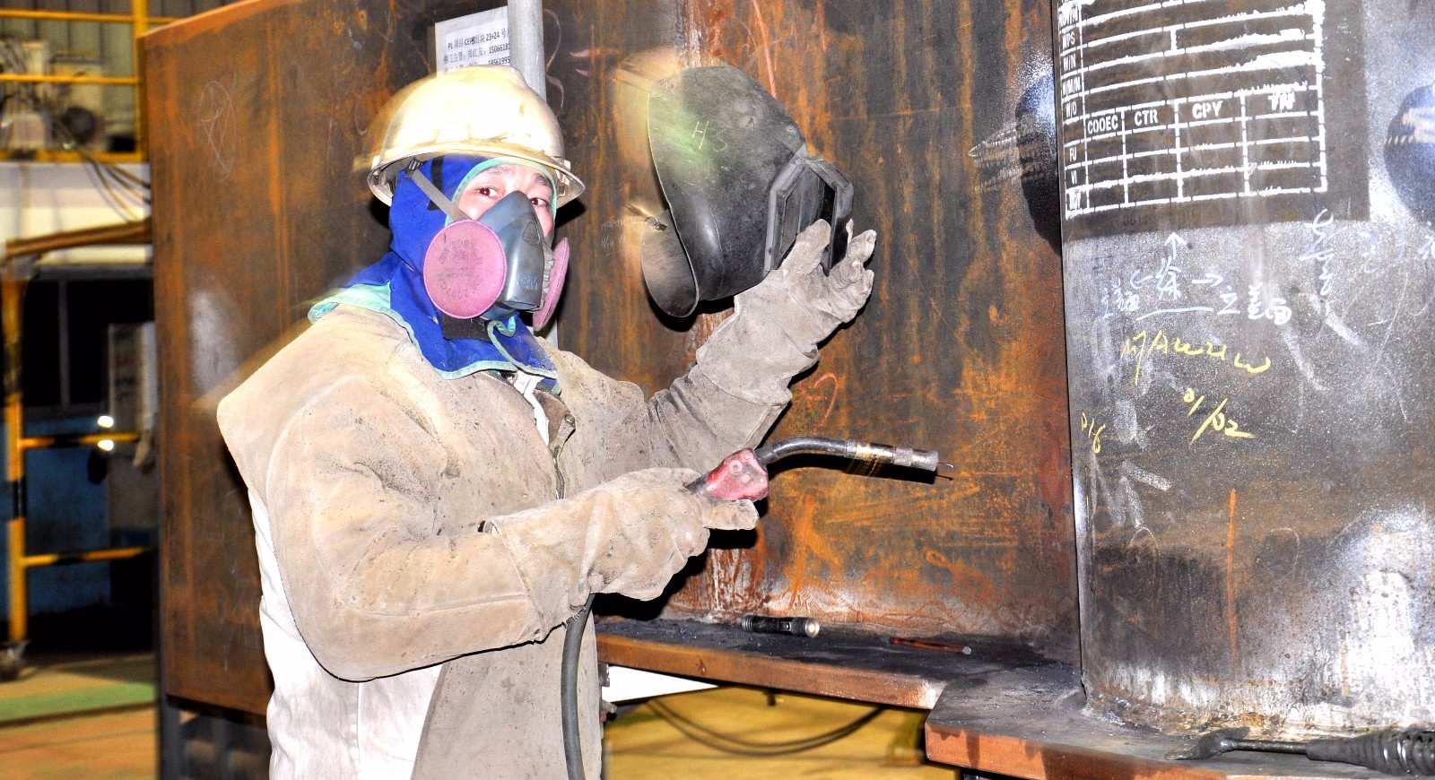 实拍 腊月二十坚守船厂一线电焊工 日薪280 其中一张图他们最关心