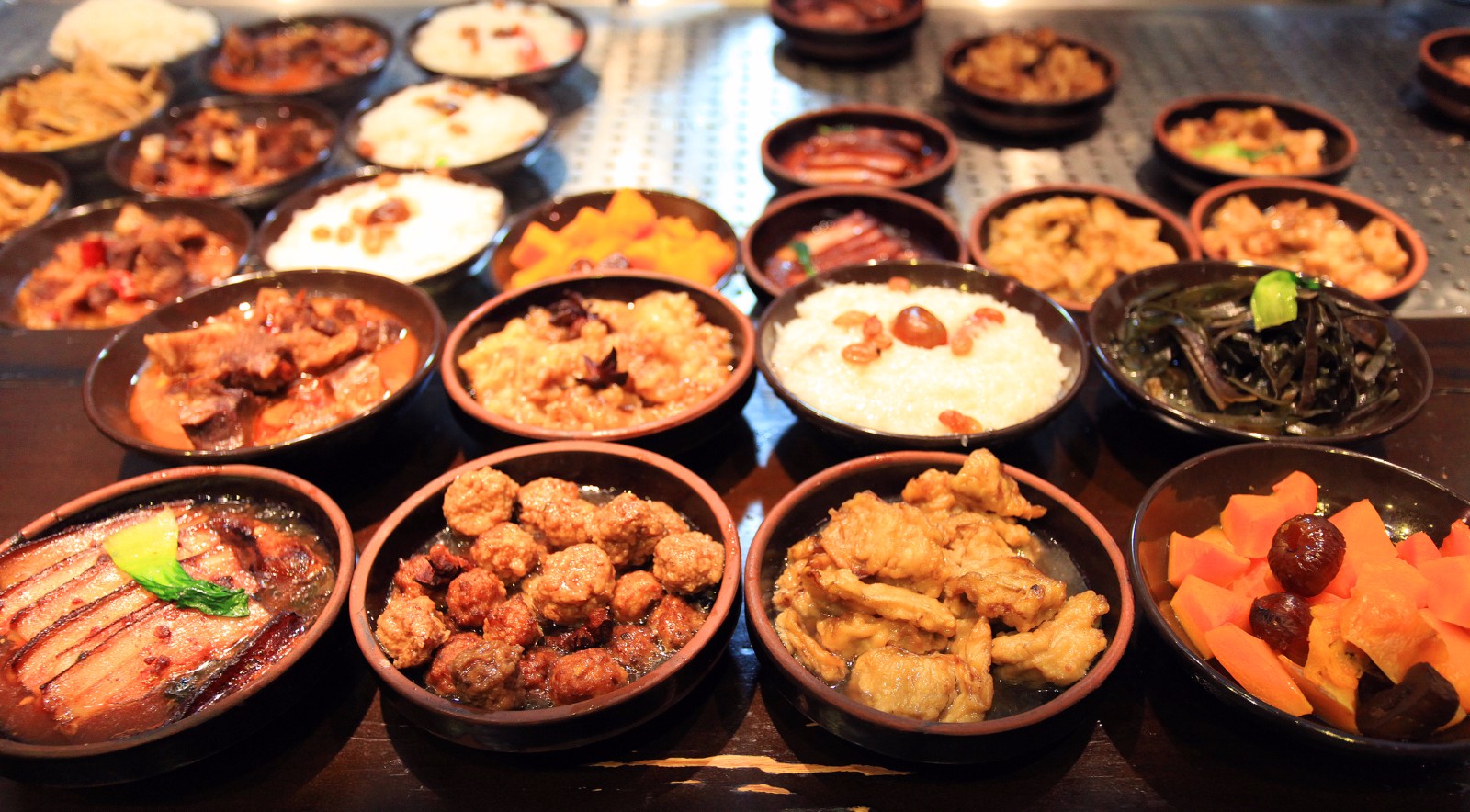 在河南濮阳的一个美食城内,作者看到了一处专门卖八大碗