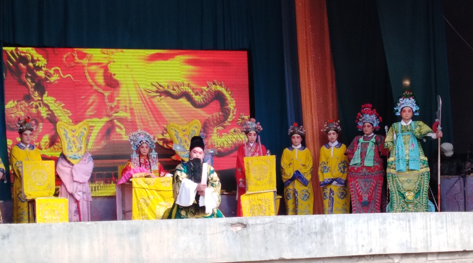 大戏唱起来,吼秦腔成为一种文化,也成为一种传统,戏台上演的热闹非凡