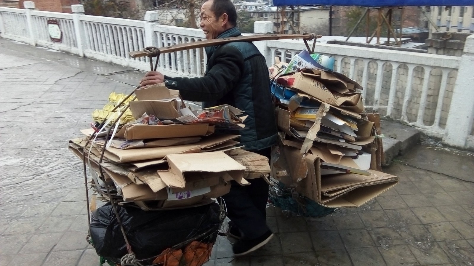 农民靠收废品供了3个孩子读大学提起这件事他很自豪