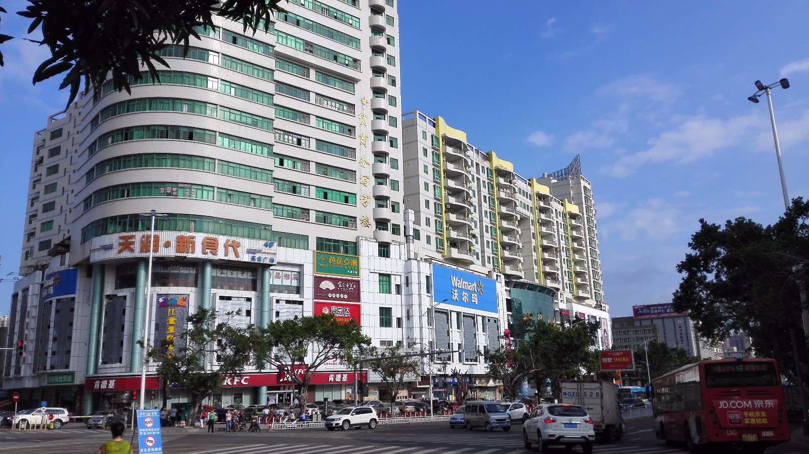 从当年"广州湾"时期的"胜利大酒店"到如今的"世贸大厦",七十年的时光