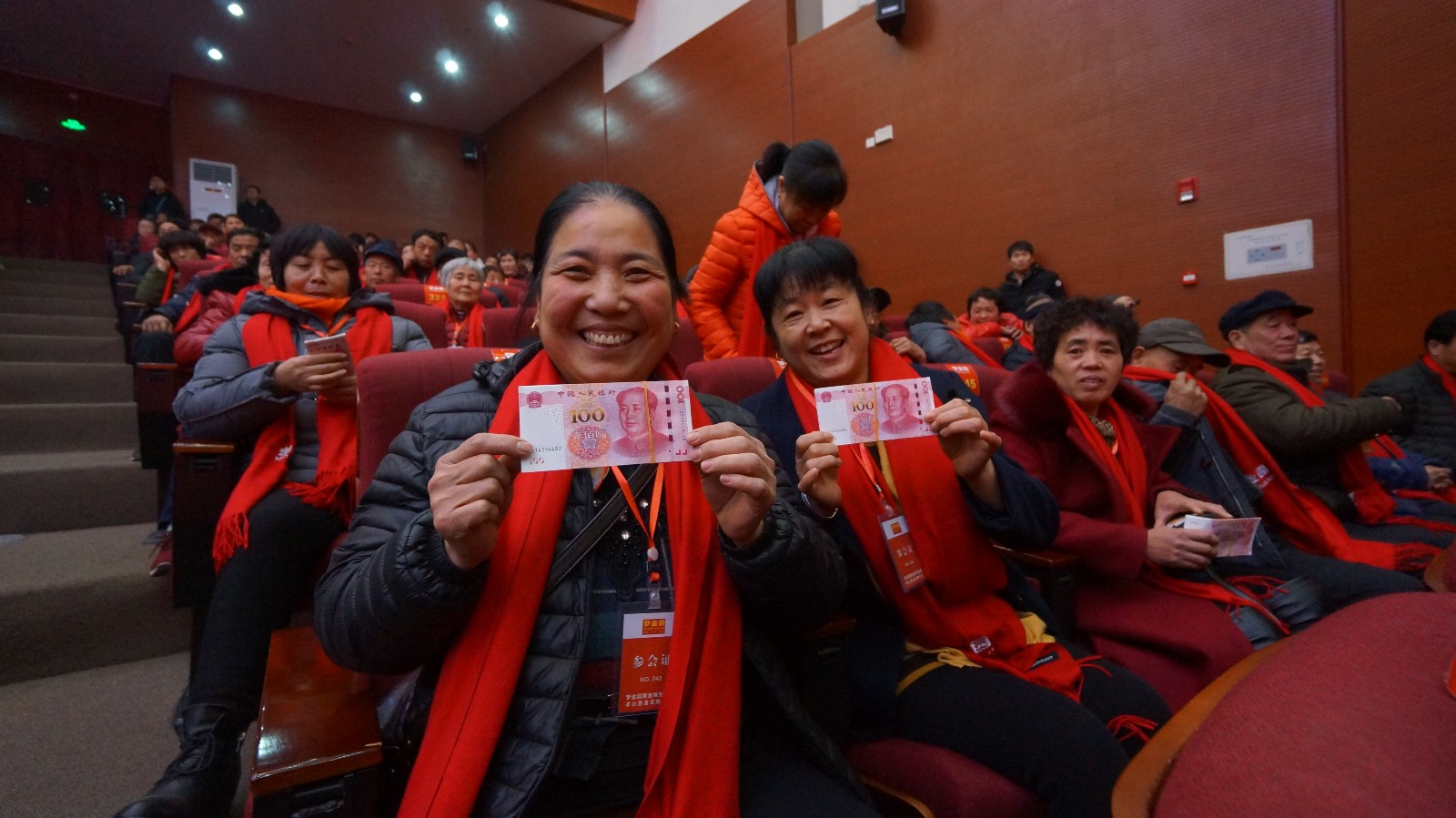 年会现场百万现金垒"钱墙"700位员工父母排队领红包