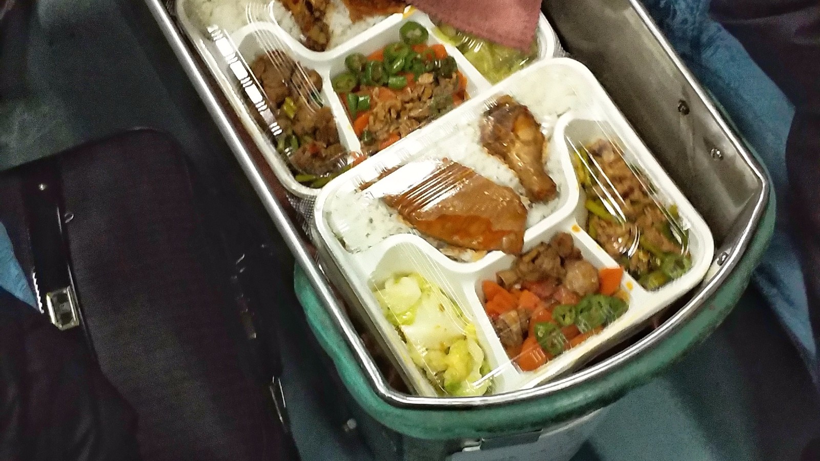 春运回家的火车上,盒饭20元一盒,但是买的人并不多