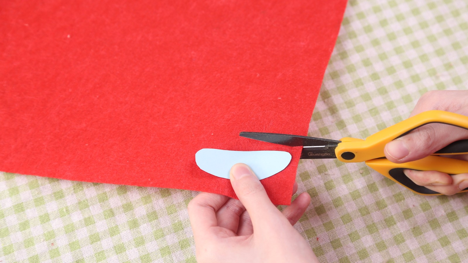 用不织布缝一个便携抽纸包,外出时用着很方便,看起来好可爱