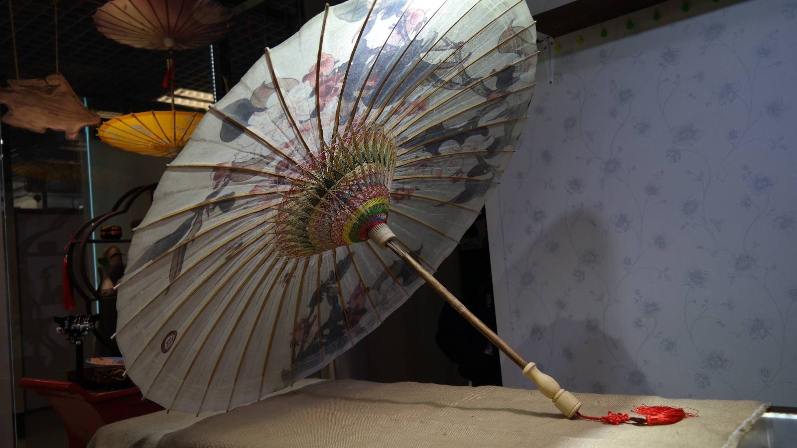 最美中国风,撑一把油纸伞,你是否也会沉醉于那一场秦风汉月?