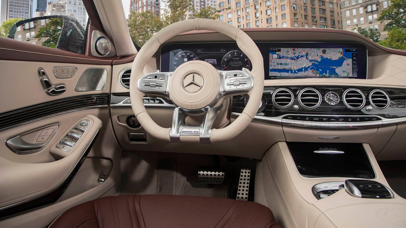 这首先是一辆豪华车,但是amg团队做了许多的工作来突出s65的内饰表现.