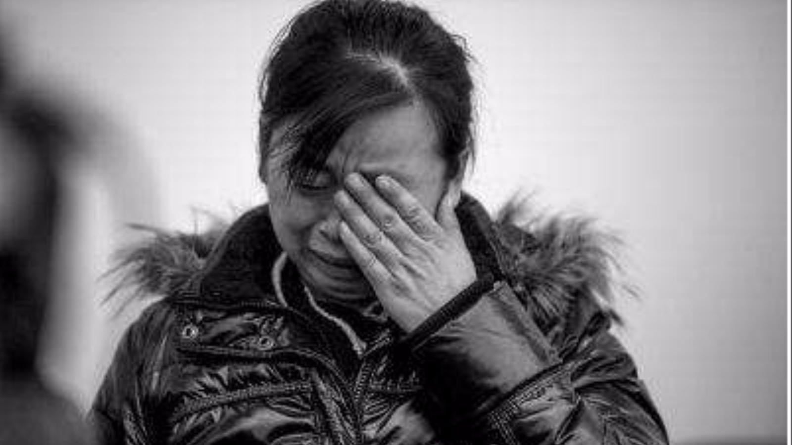 弟弟结婚我偷偷给了10万,收到一条短信,我输了人生