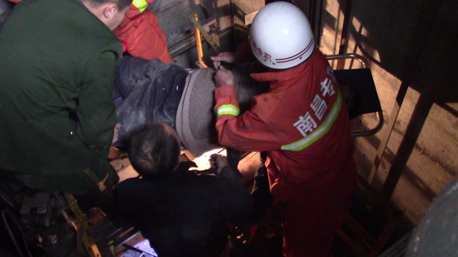 中队到达现场后通过询问报警人情况,了解到电梯是从10楼开始坠落,当时