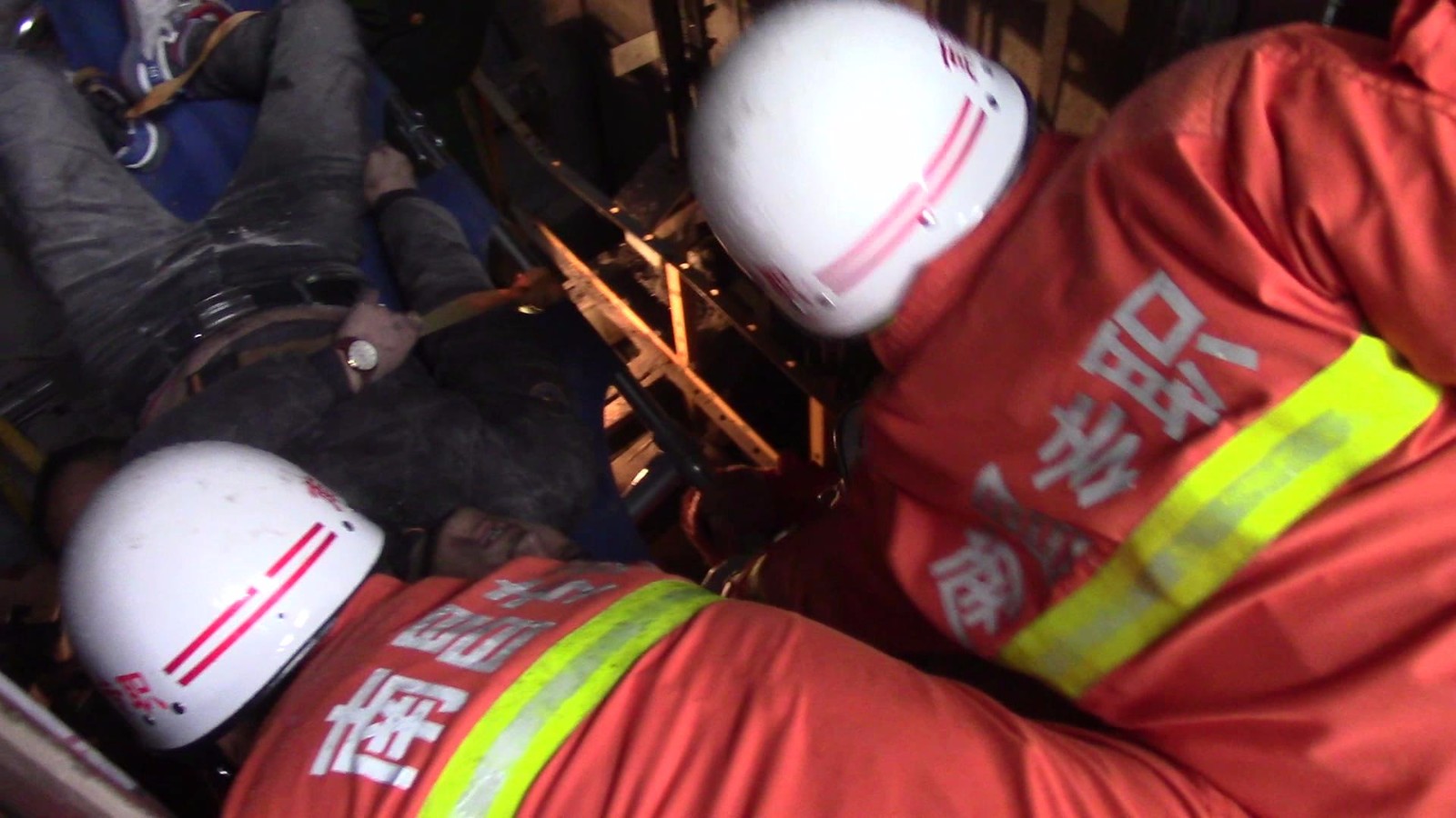 中队到达现场后通过询问报警人情况,了解到电梯是从10楼开始坠落,当时